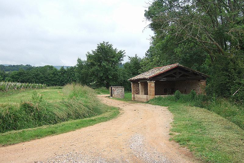 2010-06- (3).JPG - Ehemaliges Waschhaus bei Loché